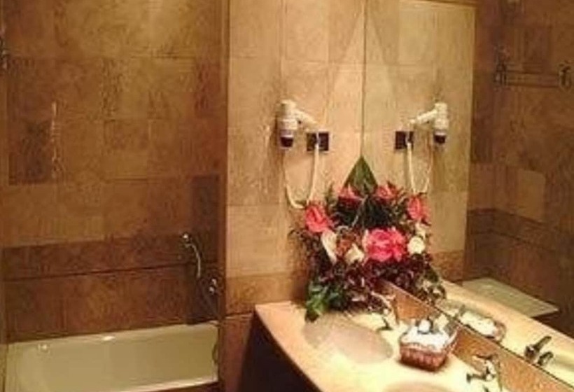 חדר סטנדרט לשלושה, Accademia