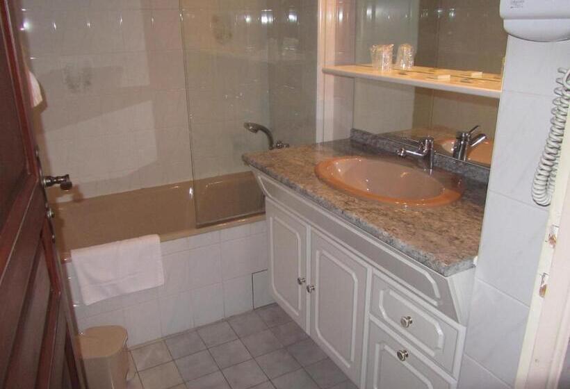 חדר משפחתי מקשר, Hôtel Le Bellevue