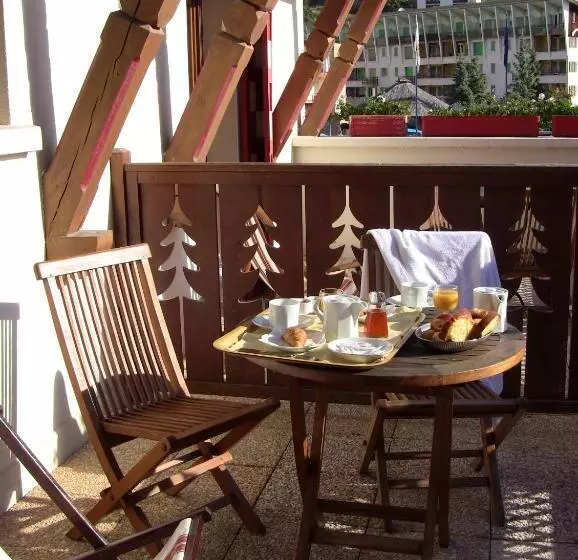 Classic-huone terassilla, Le Chalet Suisse