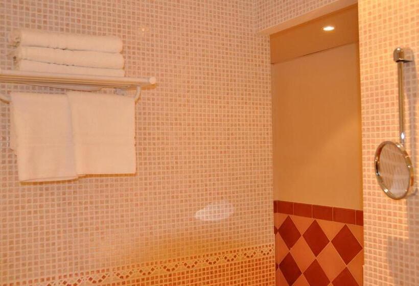 חדר פרסטיז' לשלושה, Le Chalet Suisse