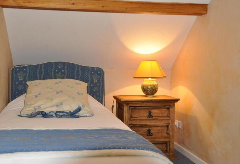 חדר פרסטיז' לשלושה, Le Chalet Suisse