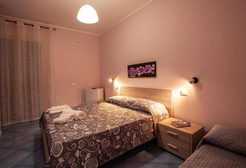 اتاق استاندارد سه تخته با بالکن, B&b Da Noemi