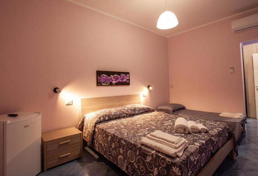 חדר סטנדרט לשלושה עם מרפסת, B&b Da Noemi