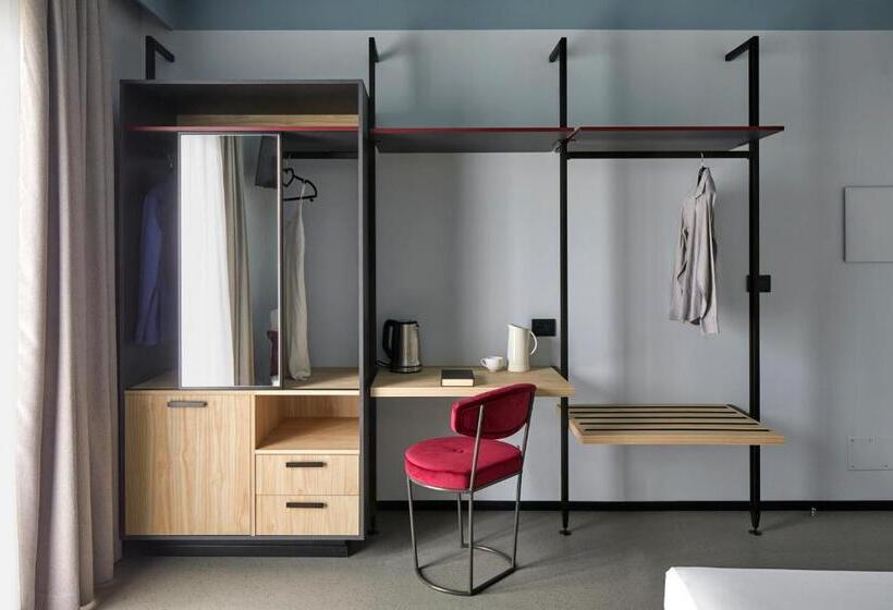 Comfort room with lake view, Garden