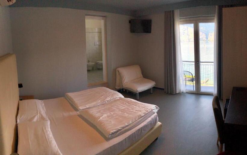 Comfort room with lake view, Garden
