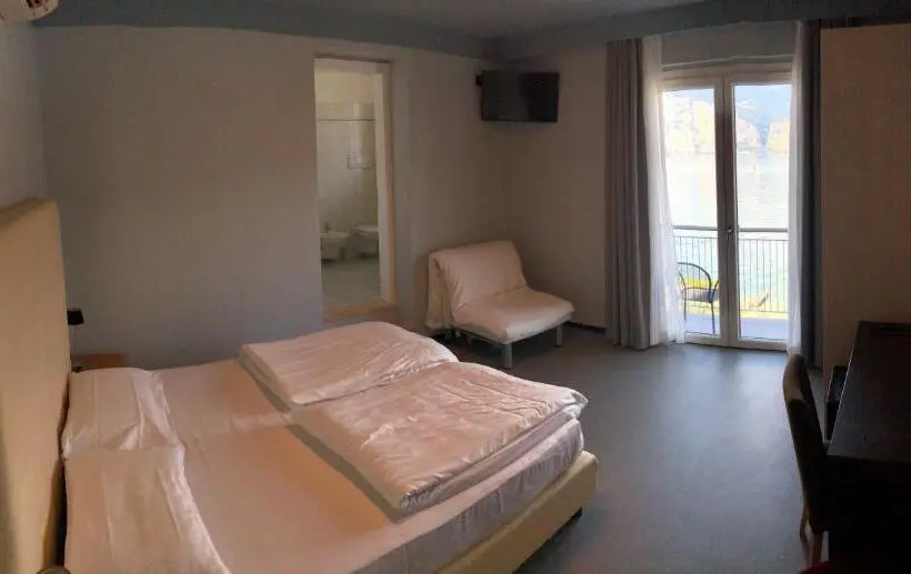 Comfort room with lake view, Garden