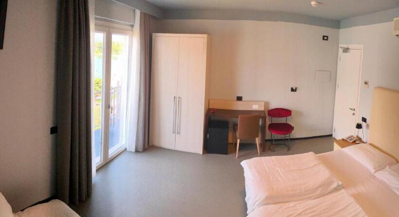 Comfort room with lake view, Garden