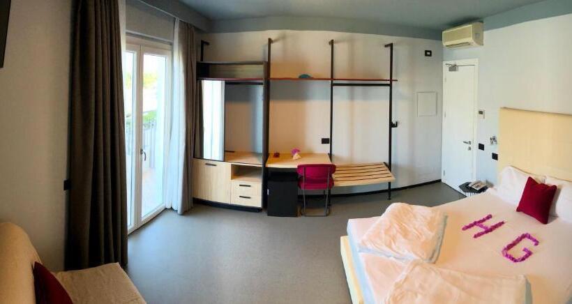 Comfort room with lake view, Garden