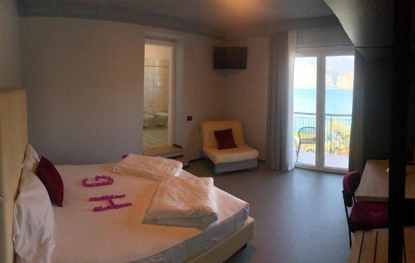 Comfort room with lake view, Garden