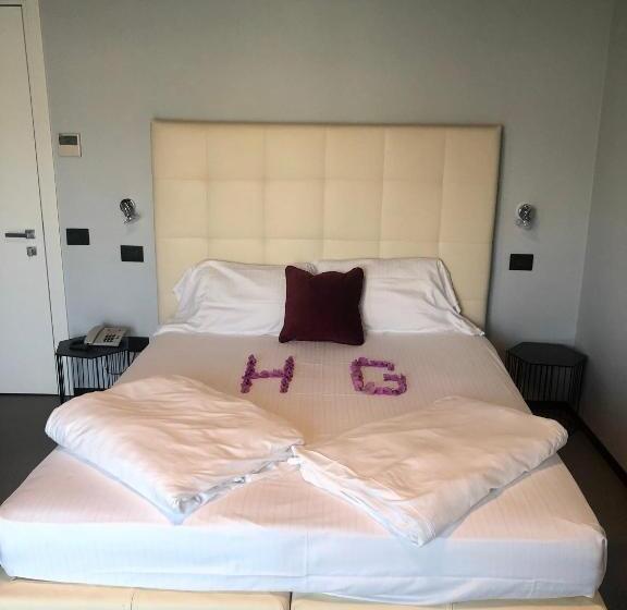 Comfort room with lake view, Garden