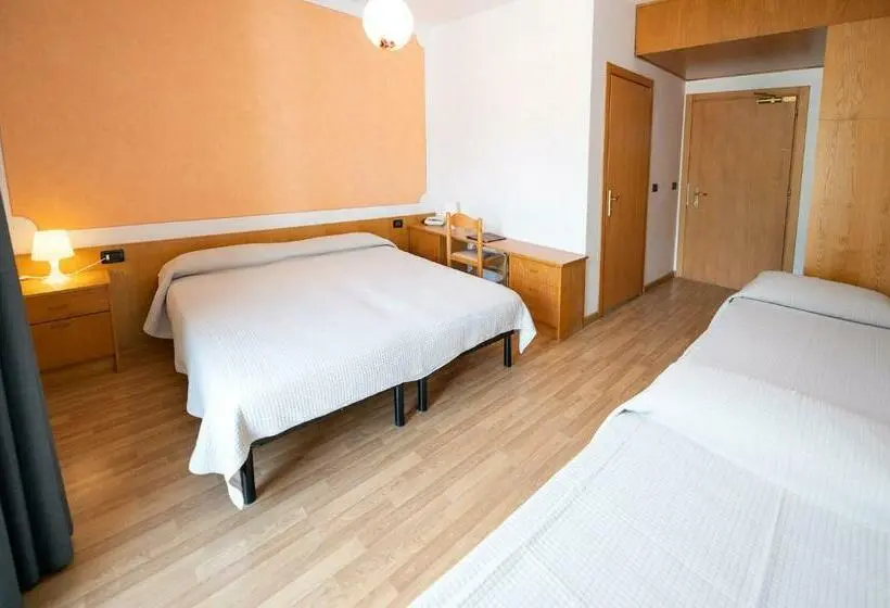 Pokój Klasyczny Czteroosobowy, Posta