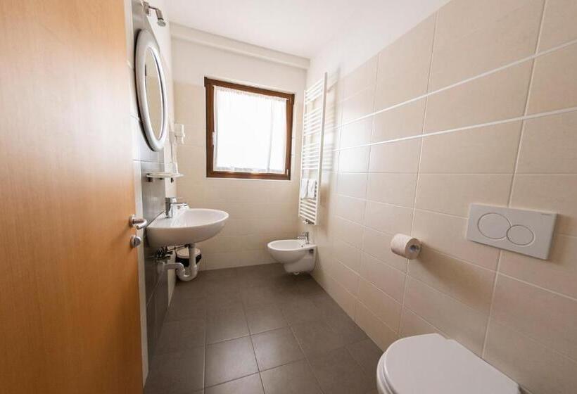 חדר דלוקס יחיד, Posta