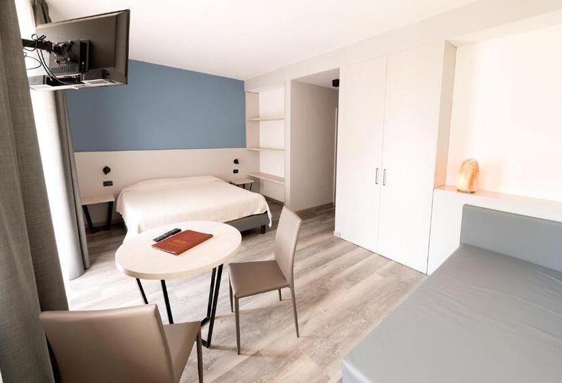 חדר סופריור לארבעה, Posta