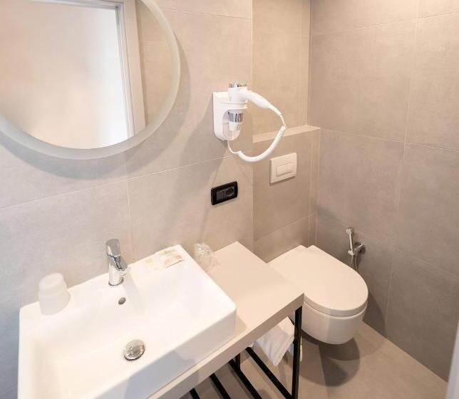 חדר דלוקס יחיד, Posta