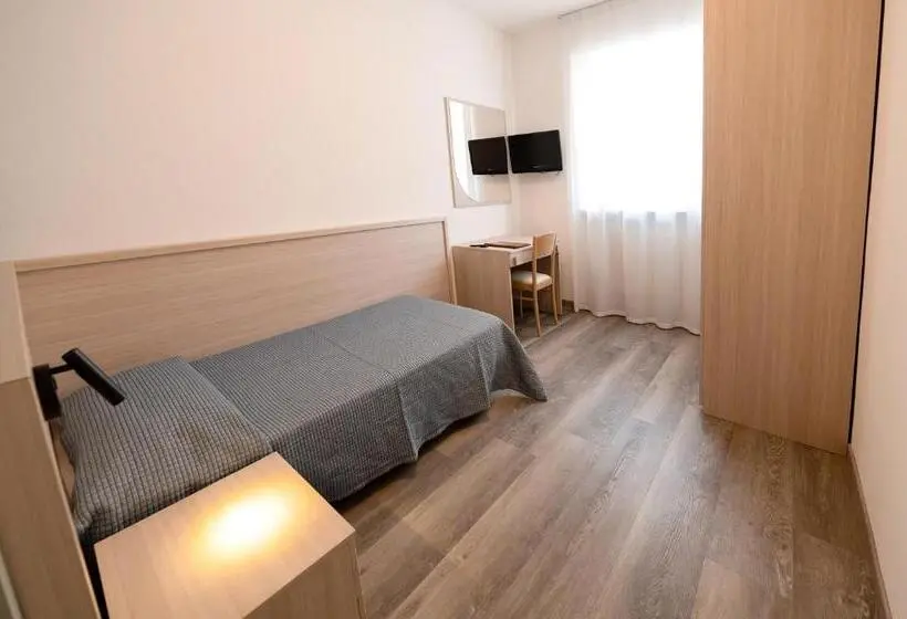 Pokój Deluxe Jednoosobowy, Posta