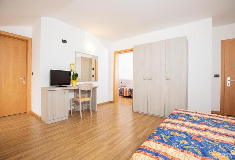 חדר משפחתי, Posta