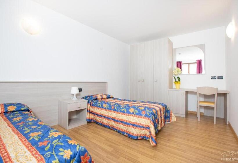 חדר משפחתי, Posta