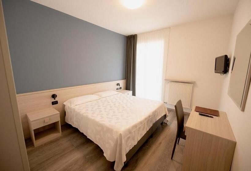 חדר סופריור לשלושה, Posta