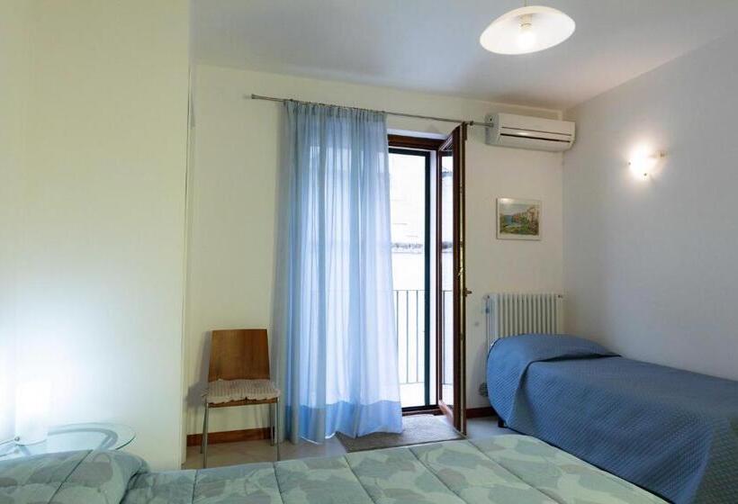 غرفة قياسية مزوَّدة بشُرفة, B&b La Stradella