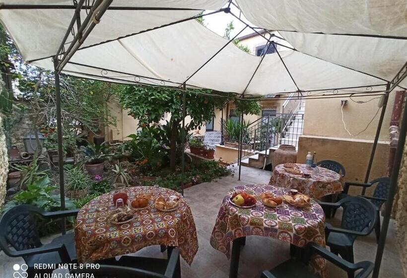 ファミリールーム, B&b Il Melograno Antico Con Terrazza E Giardino