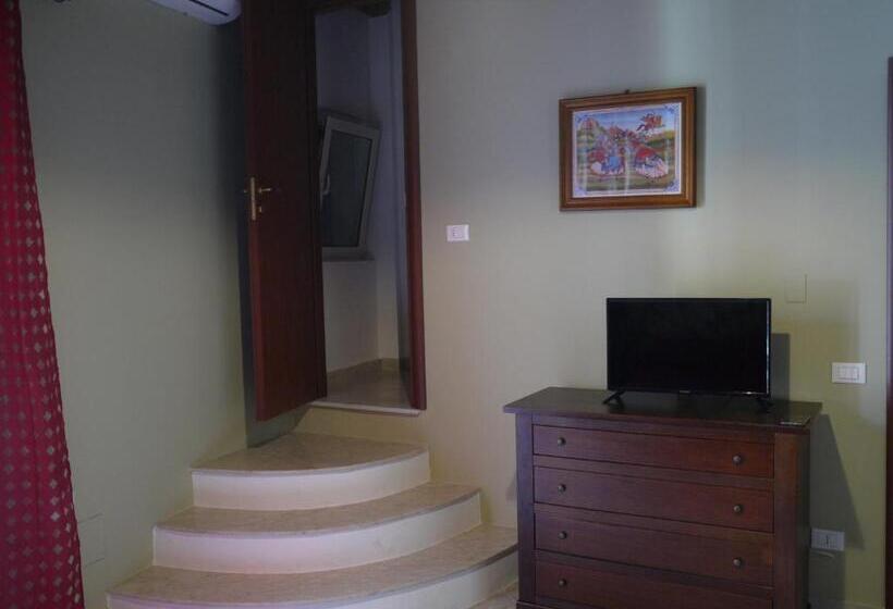 带阳台的三人标准间, A Vanedda