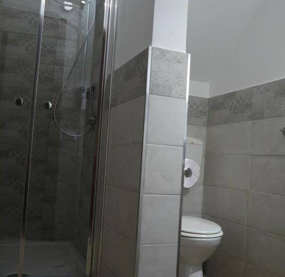 带阳台的三人标准间, A Vanedda