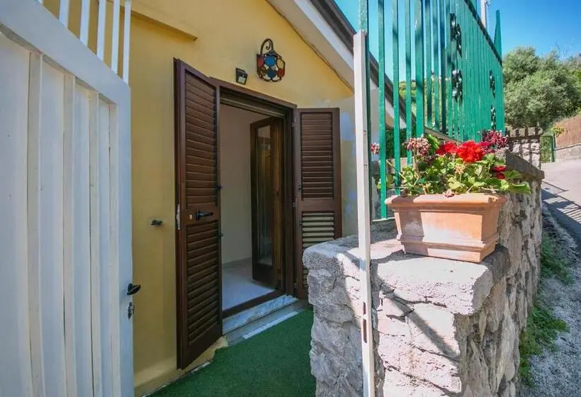 آپارتمان یک خوابه با دری مشترک که هال را جدا می کند., Villa Costanza Sorrento B&b