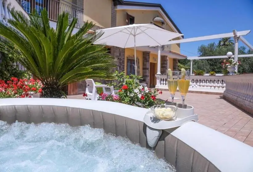 آپارتمان یک خوابه با دری مشترک که هال را جدا می کند., Villa Costanza Sorrento B&b