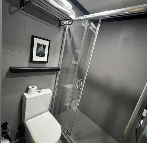 اتاق استاندارد, All Seasons