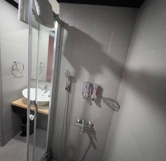 اتاق استاندارد سه نفره, All Seasons