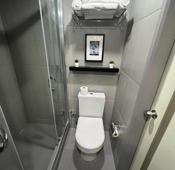 اتاق استاندارد سه نفره, All Seasons