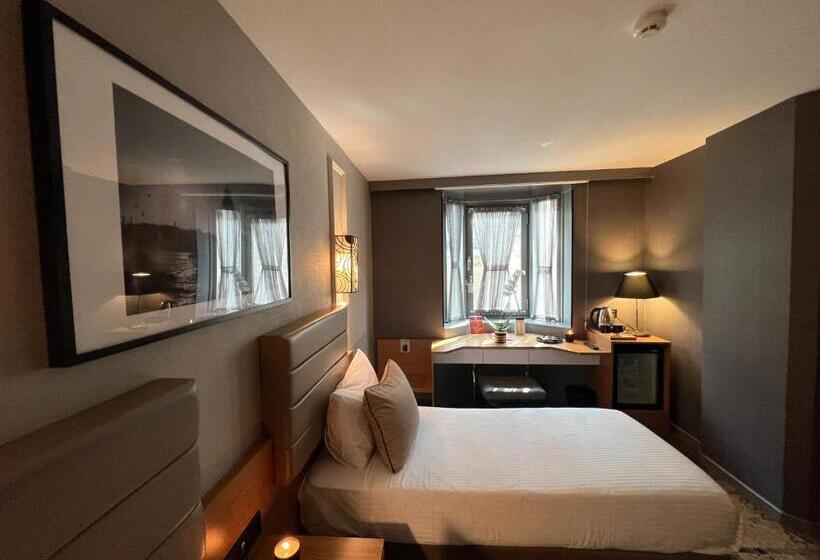 اتاق استاندارد سه نفره, All Seasons