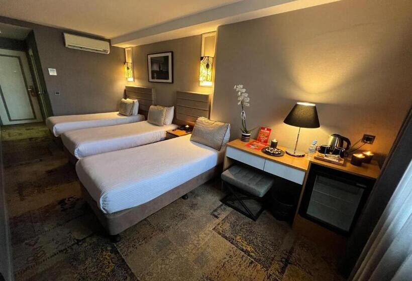 اتاق استاندارد سه نفره, All Seasons