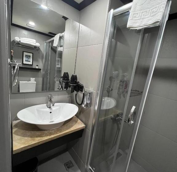 اتاق استاندارد سه نفره, All Seasons