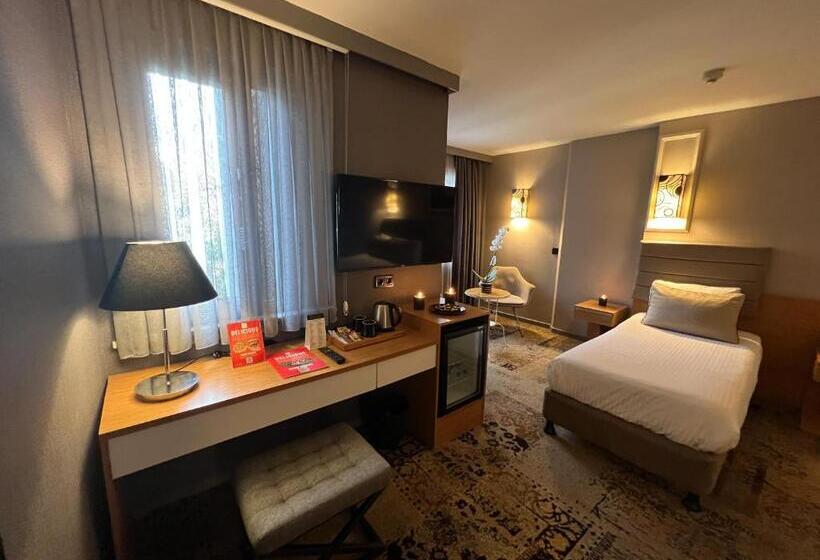 اتاق خانوادگی, All Seasons