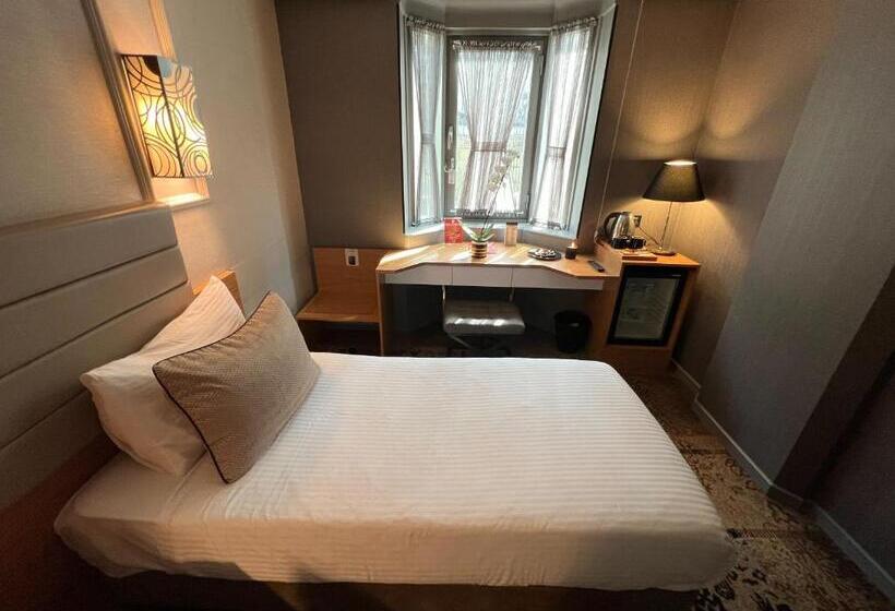 اتاق استاندارد یک نفره, All Seasons