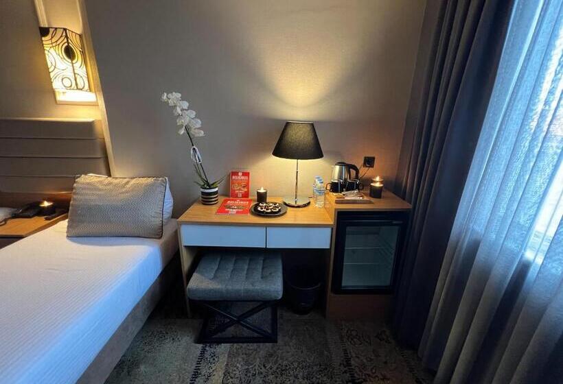 اتاق استاندارد یک نفره, All Seasons