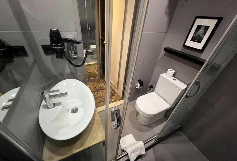 اتاق استاندارد یک نفره, All Seasons