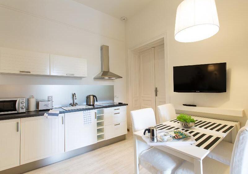 חדר דלוקס לשלושה, Fontecruz ávila