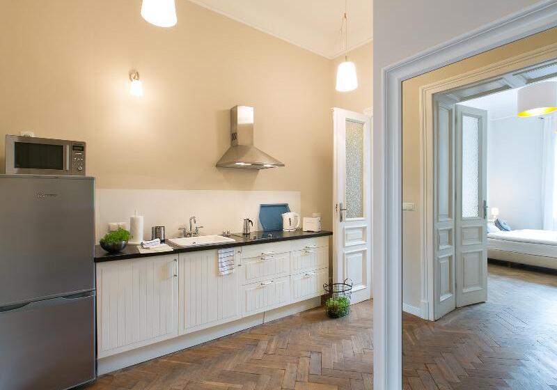 חדר דלוקס לשלושה, Fontecruz ávila