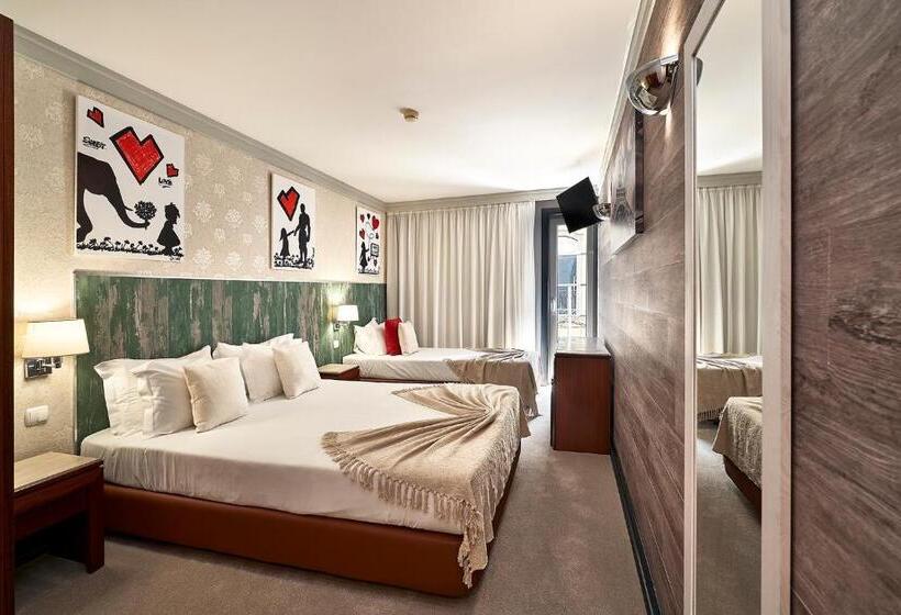 غرفة قياسية ثلاثية, Galeria Suite