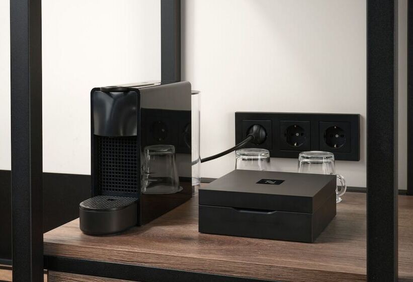 スタンダードルーム, Klaustur