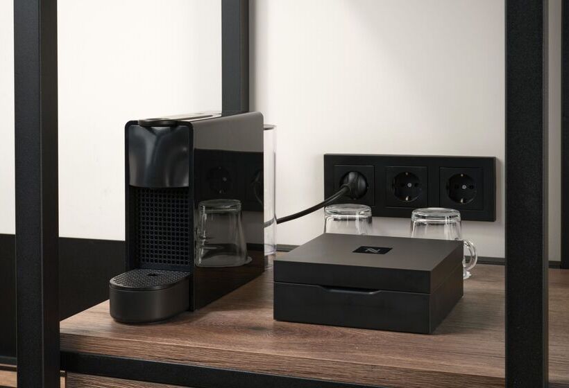 スタンダードルーム, Klaustur