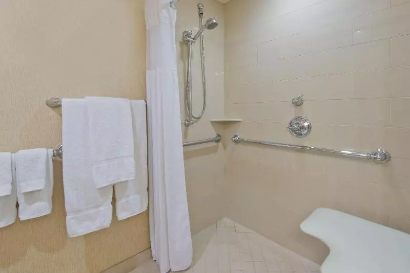 اتاق سوپریور با چشم‌انداز استخر, Mercure Grand Jebel Hafeet