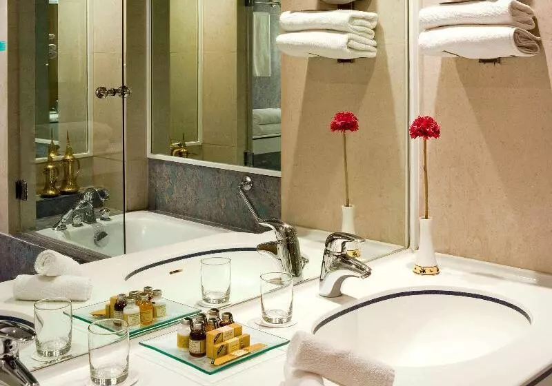 اتاق سوپریور با چشم‌انداز استخر, Mercure Grand Jebel Hafeet