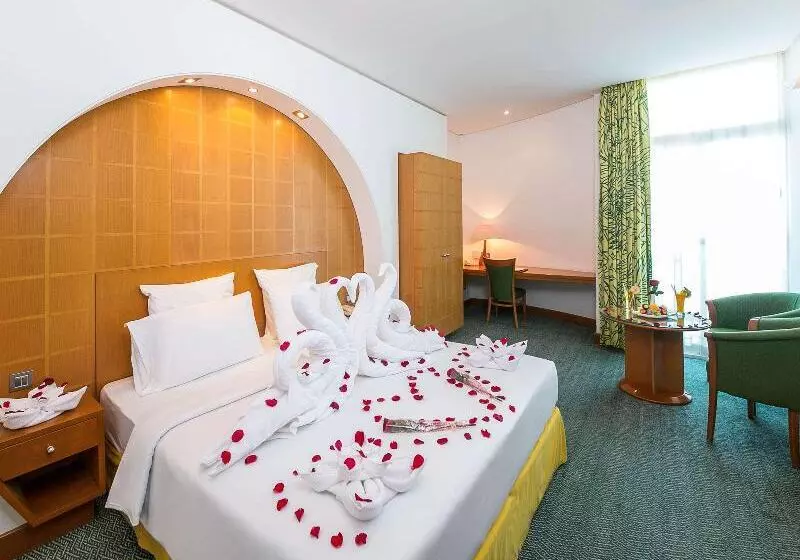 اتاق سوپریور با چشم‌انداز استخر, Mercure Grand Jebel Hafeet