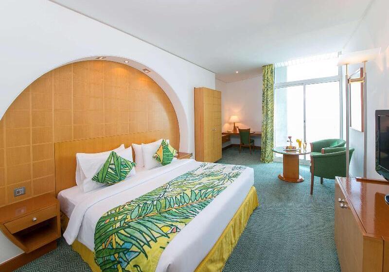 اتاق سوپریور با چشمانداز استخر, Mercure Grand Jebel Hafeet