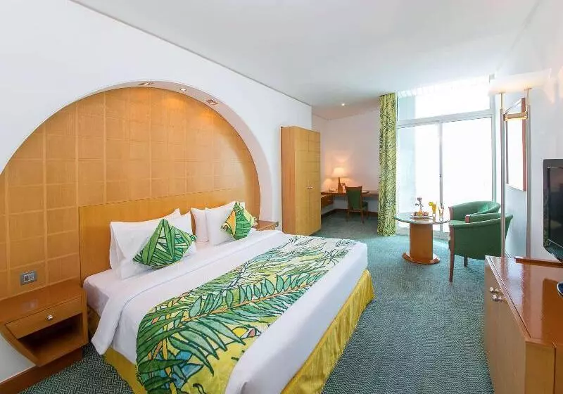 اتاق سوپریور با چشم‌انداز استخر, Mercure Grand Jebel Hafeet