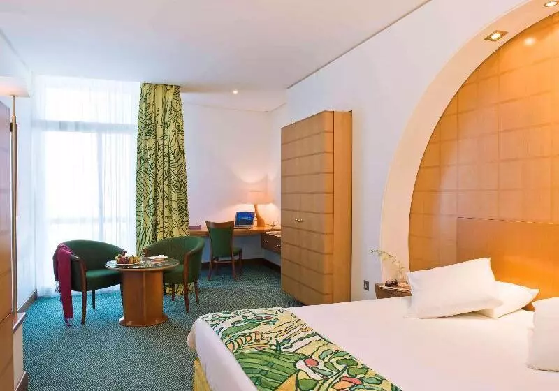 اتاق سوپریور با چشم‌انداز استخر, Mercure Grand Jebel Hafeet