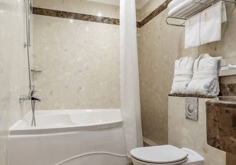 Junior Süit, Natsionalny